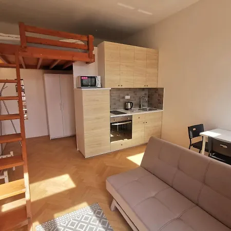 Cosy And Simple Well Located Daire Prag